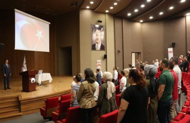 15 Temmuz Demokrasi ve Milli Birlik Günü Kapsamında Üniversitemizde “15 Temmuz’un 6. Yıl Dönümünde Türkiye’yi Savunmak” Başlıklı Konferans ve Fotoğraf Sergisi Düzenlendi